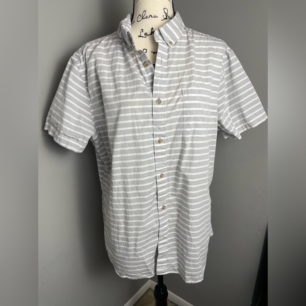 Urban Pipeline Men's XL Gray White Striped Awesomely Soft ButtonUltimate Shirt